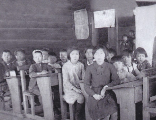 Ученики школы в Бельго в 1938 году.